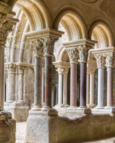 cloister-of-the-abbaye-de-fontfroide-picture-id811795426